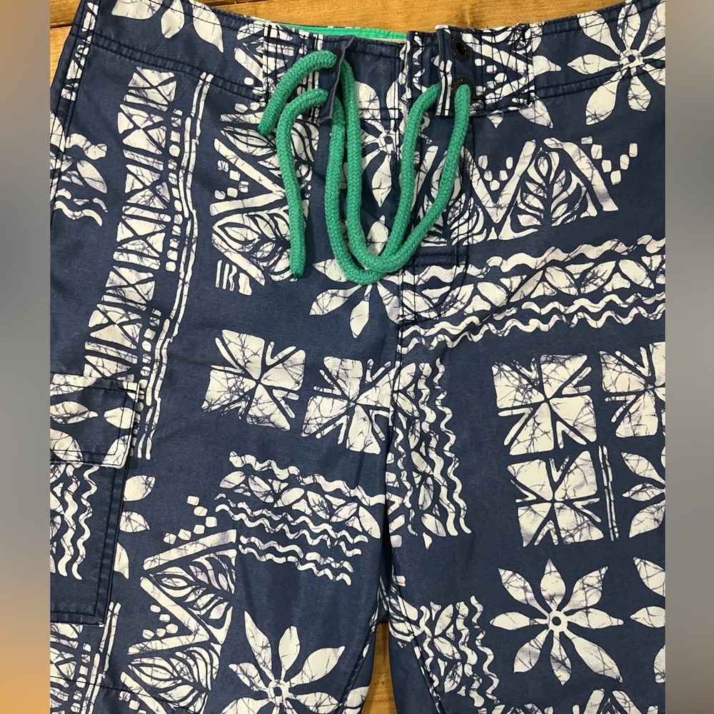 Hollister Navy and White Patterned Swim Trunks (men)